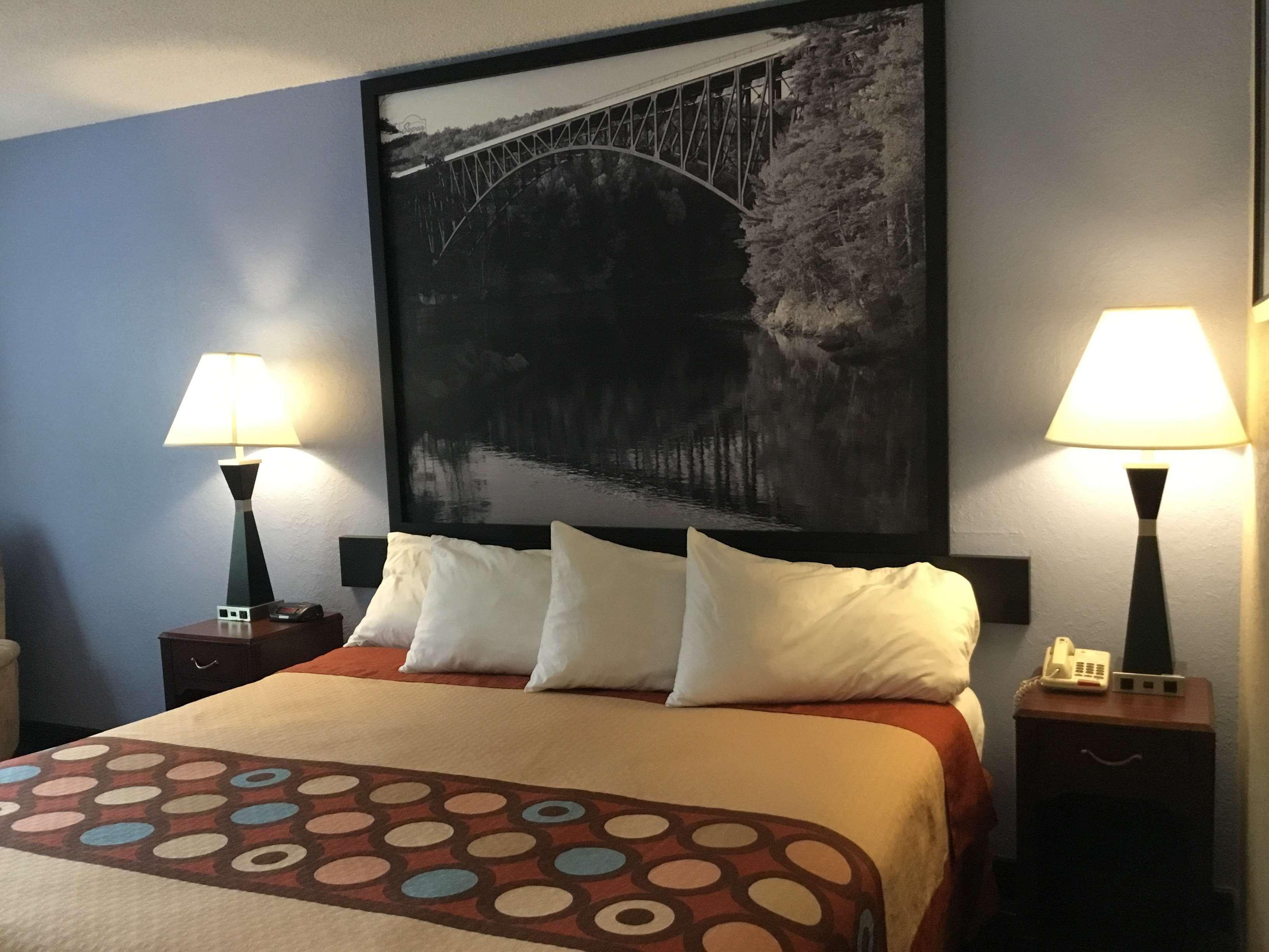 Super 8 By Wyndham Gardner Hotel Buitenkant foto
