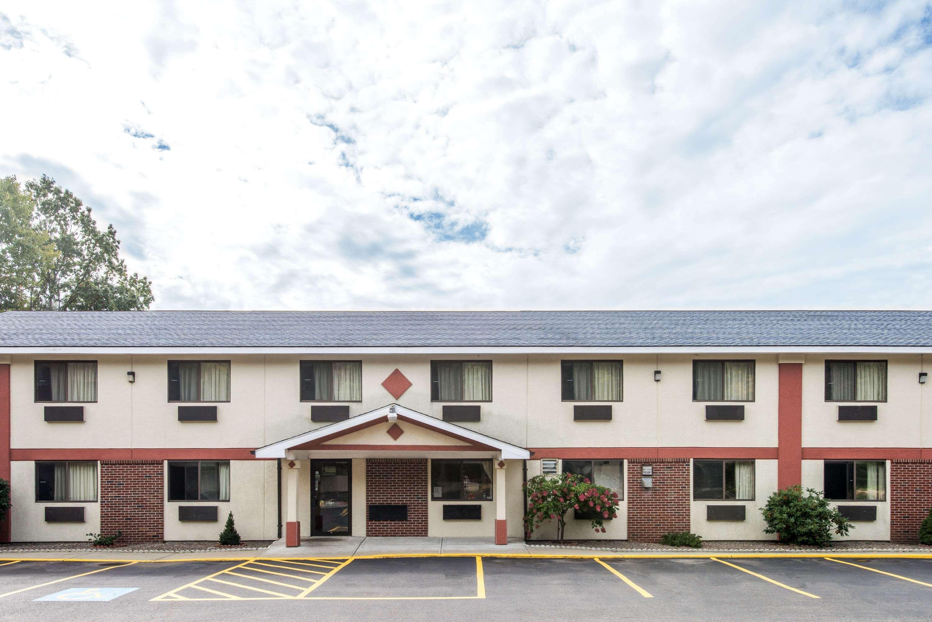 Super 8 By Wyndham Gardner Hotel Buitenkant foto