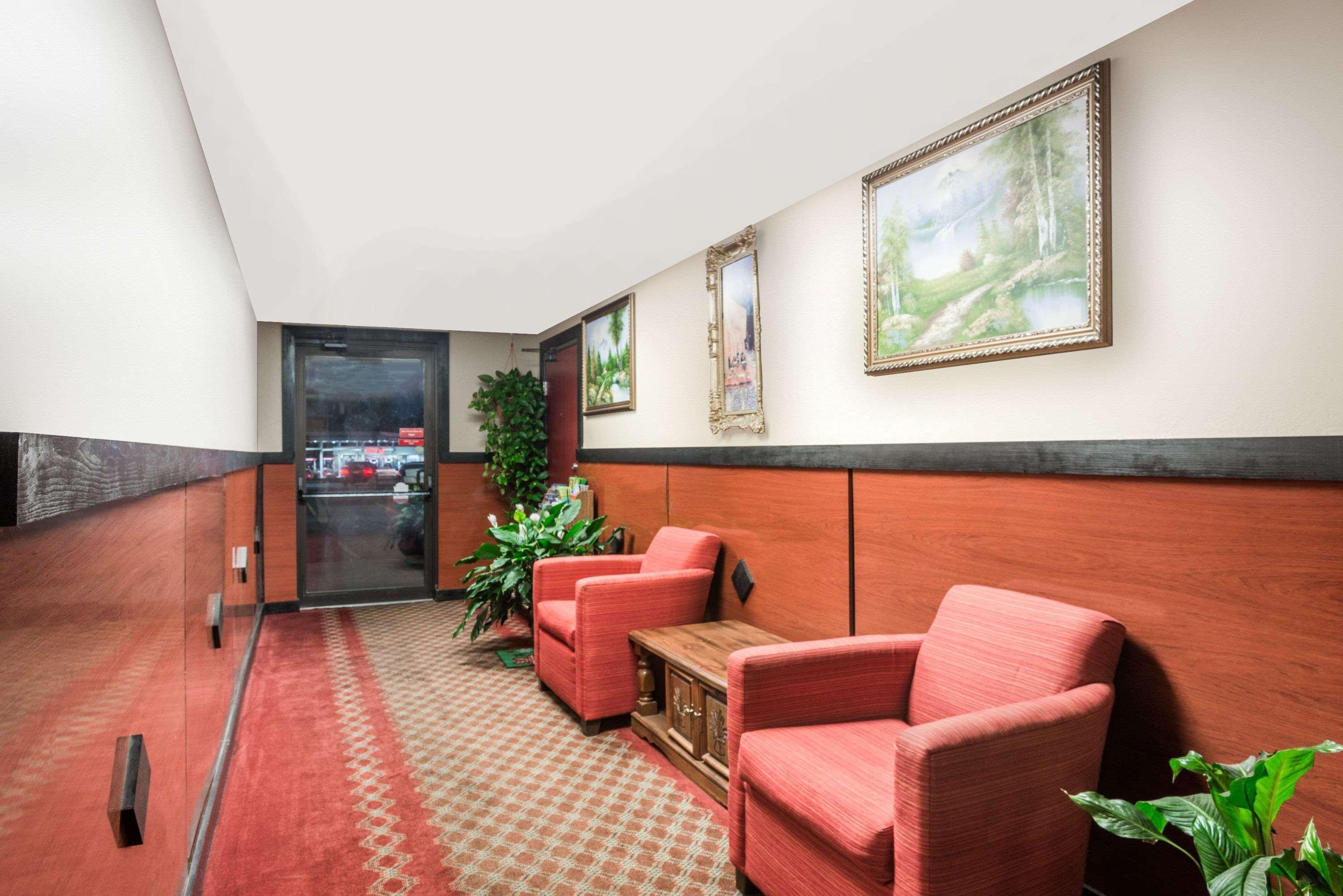 Super 8 By Wyndham Gardner Hotel Buitenkant foto