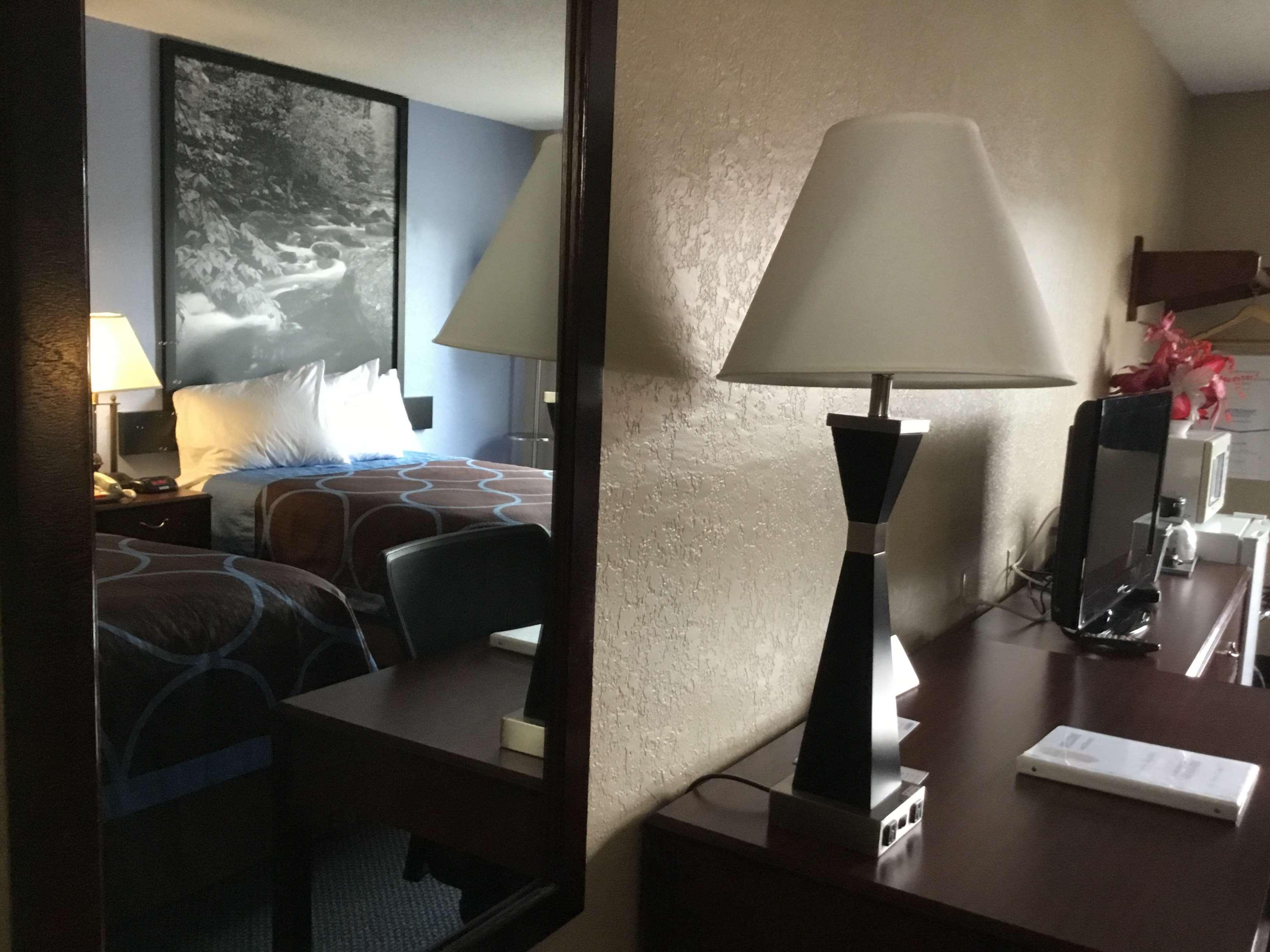 Super 8 By Wyndham Gardner Hotel Buitenkant foto