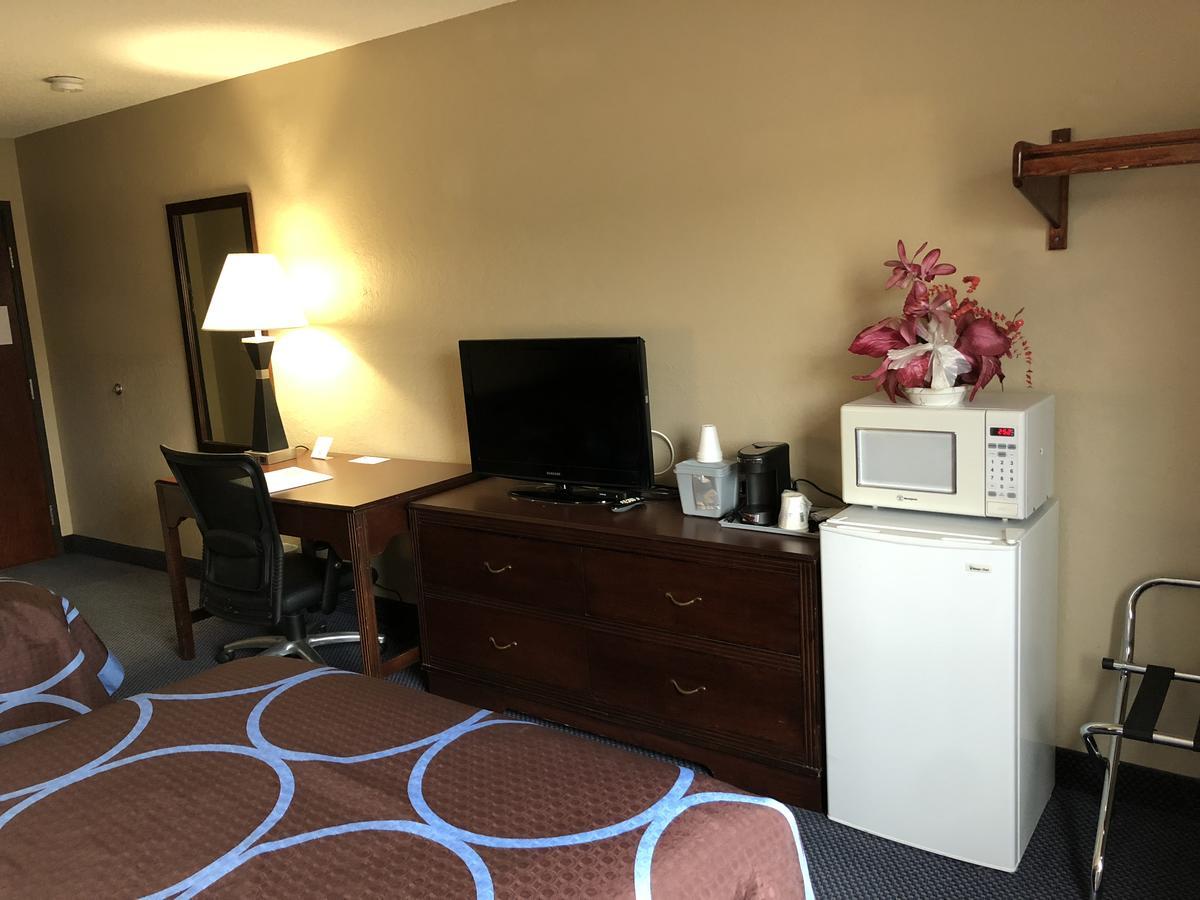 Super 8 By Wyndham Gardner Hotel Buitenkant foto